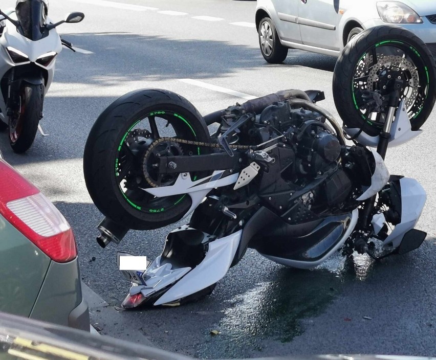 Zderzenie samochodu osobowe z motocyklistą na ul. Górnośląskiej w Kaliszu. ZDJĘCIA
