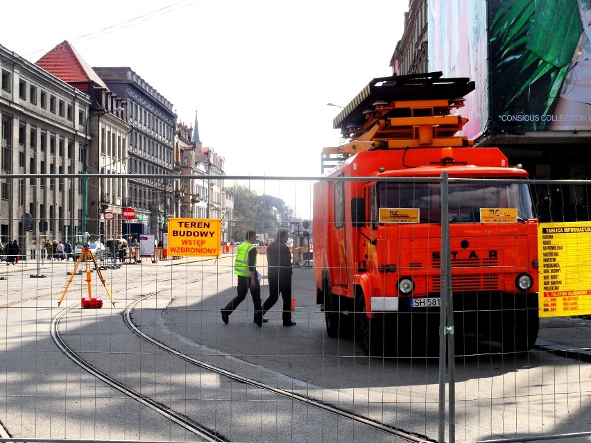 Przedzielili Rynek w Katowicach na pół, ale zapomnieli ostrzec pieszych. Jest chaos