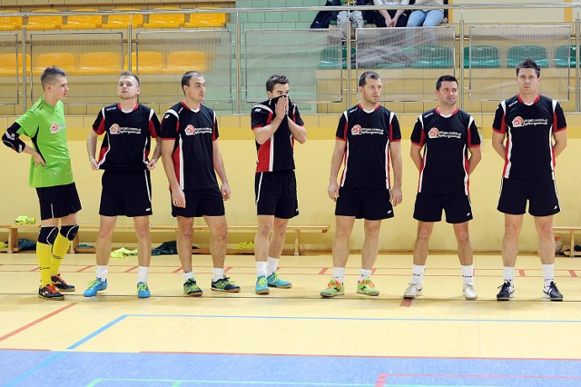 Na razie trener Sławomir Gołąbek (trzeci od prawej) i jego piłkarze występują w Sępoleńskiej Lidze Futsalu, ale w lutym przygotowania do rundy wiosennej ruszą pełną parą.