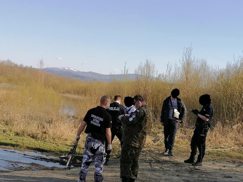 Samochód w jeziorze, nóż, siekierki, alkohol i agresja, czyli obywatele Ukrainy wybrali się „na ryby"