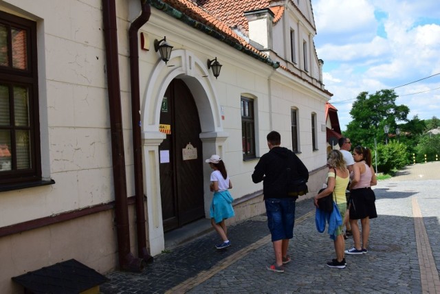 Co kilka minut pod bramę do podziemi podchodzą turyści. Odchodzą jednak z kwitkiem i dużym rozczarowaniem.