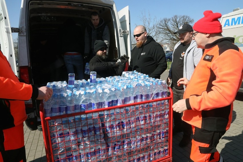 Kilka tysięcy butelek wody mineralnej dla legnickiego szpitala [ZDJĘCIA] 