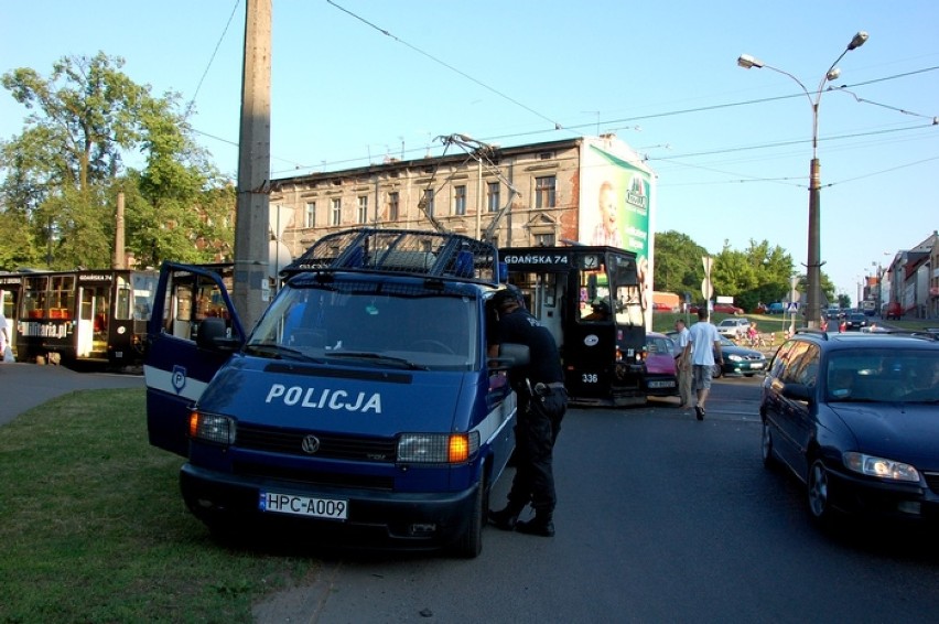 Kolizja tramwaju z samochodem na Rondzie Bernardyńskim