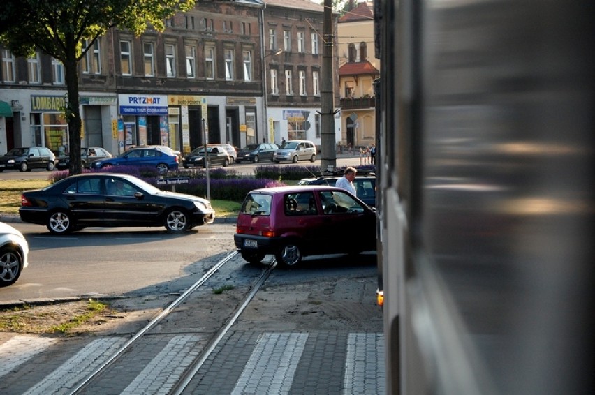 Kolizja tramwaju z samochodem na Rondzie Bernardyńskim