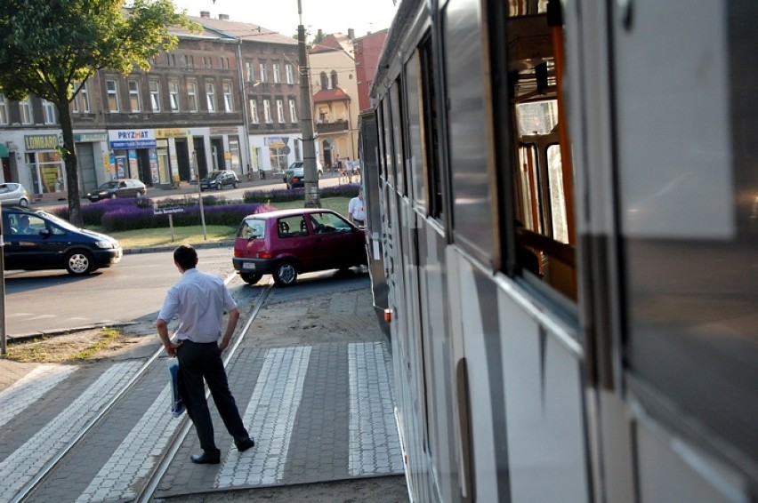 Kolizja tramwaju z samochodem na Rondzie Bernardyńskim