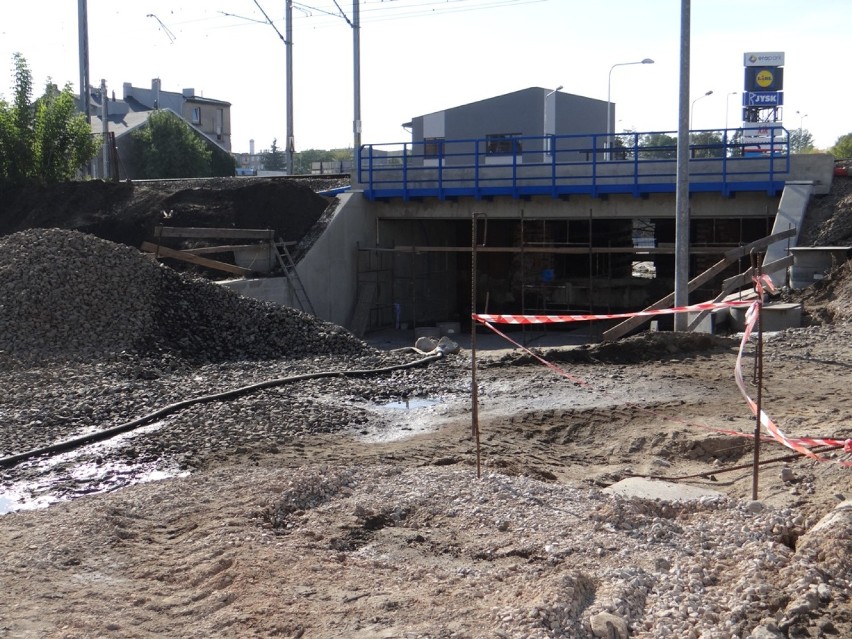 Trwa remont "mostka" w Radomsku. Budują zbiornik podziemny