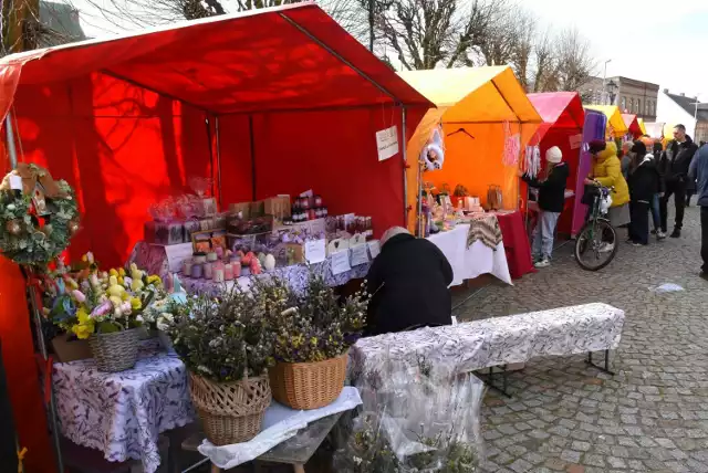 Na Rynku w Gniewkowie odbył się Wielkanocny Jarmark. Mozna było nabyć wyroby rękodzielnicze, artykuły spożywcze i świąteczne stroiki