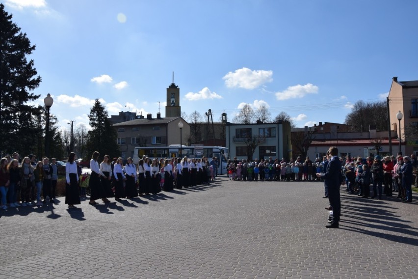 Poloneza w centrum Zelowa zatańczyli uczniowie Zespołu Szkół...