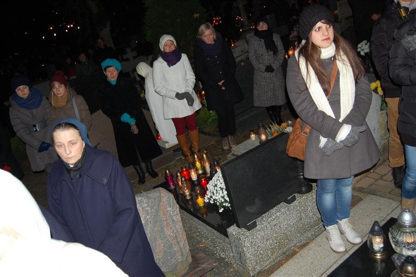 Kartuzy. Litania Miast połączyła pokolenia w wieczornej modlitwie na cmentarzu