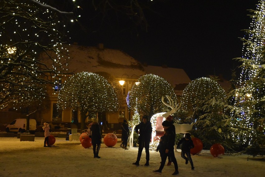 Karuzela wenecka i muzyczne widowisko na w centrum Pleszew