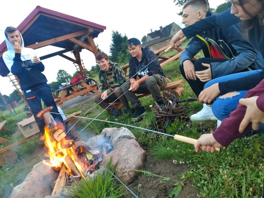 W Brzeźnie zagospodarowano miejsce przy stawie. Powstała strefa relaksu 