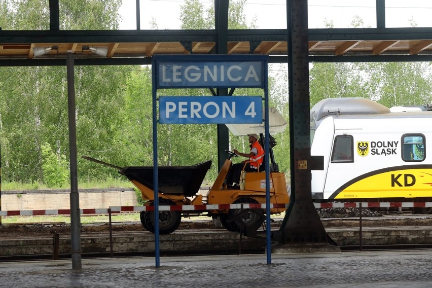 Fotorelacja z postępu prac remontu dworca w Legnicy.