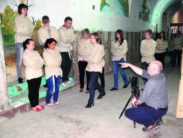 -&nbsp;Projekt dotyczy ograniczeń, które sami sobie narzucamy - mówi Marek Czarnecki, fotograf. - Fotografie mają dać odpowiedź na pytanie, na ile w naszych czasach jesteśmy w stanie ograniczyć sobie wolność, aby w ogóle czuć się wolnym. Żyjemy w społeczeństwie, które godzi się na ciągłą obserwację milionów oczu i tysięcy kamer umieszczonych na naszych ulicach. Staram się odpowiedzieć, jakie są granice naszej wolności, bo przecież na co dzień dobrowolnie poddajemy się różnym ograniczeniom - opowiada artysta. 

Jak twierdzi toruński fotografik, jego projekt nie ma nic wspólnego z polityką czy państwem prawa, a jego fotografie mają mieć wymiar ponadczasowy. 
-&nbsp;Obrazy nie będą opatrzone żadnymi komentarzami. To obrazy wypowiedzą się za nas. Fotografie mają skłaniać nas do przemyśleń i do refleksji nad współczesnym społeczeństwem. Stawiam pytania ponadczasowe o cywilizacji i jej rozwoju - zaznacza.

W projekcie wzięło udział kilkudziesięciu wolontariuszy, którzy zostali przybrani przez fotografika w kaftany bezpieczeństwa. 
-&nbsp;Strój jest pewnym zamysłem artystycznym, który w ekstremalny sposób ma pokazać, że jesteśmy ograniczani i często sami ograniczamy się na własne życzenie. Stroje unifikowane doskonale pasują do murów tego specyficznego miejsca. Dobrowolnie ubranie kaftanów, ma na celu przejaskrawienie rzeczywistości - tłumaczy artysta.

Uczestnicy pleneru poznali też barwną historię łęczyckiego więzienia oraz zwiedzili obiekt od góry do dołu. Czarnecki fotografował ich w celach i na więziennym korytarzu. Efektem serii plenerów będzie wystawa zdjęć oraz panoram przewidziana na luty i maj 2013 roku w Muzeum Okręgowym w Toruniu.

Nieczynny zakład karny w Łęczycy jest ostatnio bardzo popularny wśród twórców. Przed dwoma tygodniami mury więzienia zostały udekorowane przez uczestników warsztatów "Graffiti 3 - sztuka miasta". Z kolei na początku roku swój najnowszy film "Papusza" kręcił tu Krzysztof  Krauze.