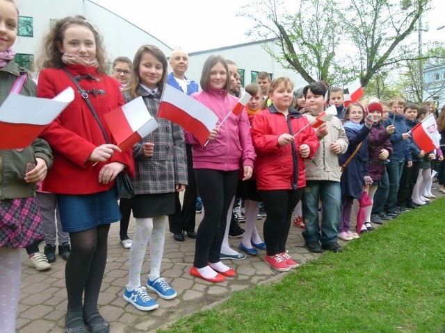 W Dniu Flagi licznie uczestniczyła młodzież z tomaszowskich szkół i przedszkoli