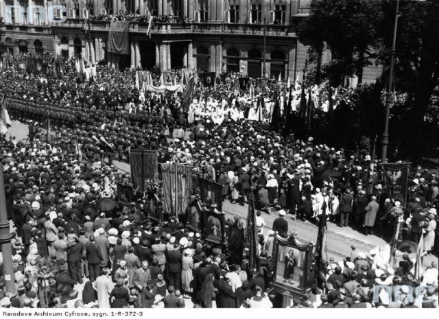 31.05.1934 r. Fragment procesji na ul. Krakowskie Przedmieście.