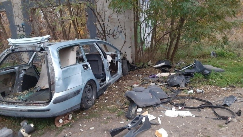 Wrak zdewastowanego i rozkradzionego citroena "straszył"...