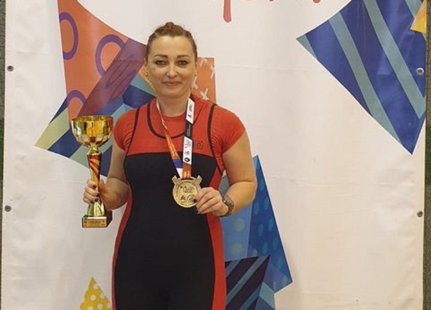 Daria Walczykiewicz ze złotym medalem Pucharu Polski w Wyciskaniu Sztangi Leżąc