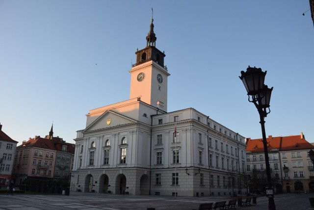 W marcu w Urzędzie Stanu Cywilnego w Kaliszu zarejestrowano 97 zgonów mieszkańców miasta Kalisza (zarejestrowane w USC Kalisz i poza Kaliszem), a w kwietniu  (dane na 23 kwietnia) - 94 zgony mieszkańców miasta Kalisza (również zarejestrowane w USC Kalisz i poza Kaliszem). W 2019 r. było to odpowiednio 145 zgonów w marcu i 107 w kwietniu. Natomiast w 2018 r. - 108 i 91.

USC w Kaliszu podaje dodatkowo, że w marcu nie zarejestrowano zgonu z powodu Covid-19, a w kwietniu zarejestrowano 4 zgony spowodowane chorobą.