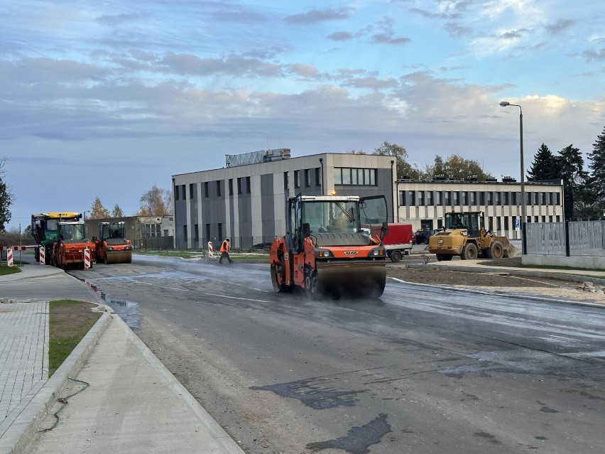 Budowa drogi od Warszawskiej do Sieradzkiej weszła w końcową fazę. Asfaltowanie ul. Ciepłowniczej ma zakończyć się w listopadzie 