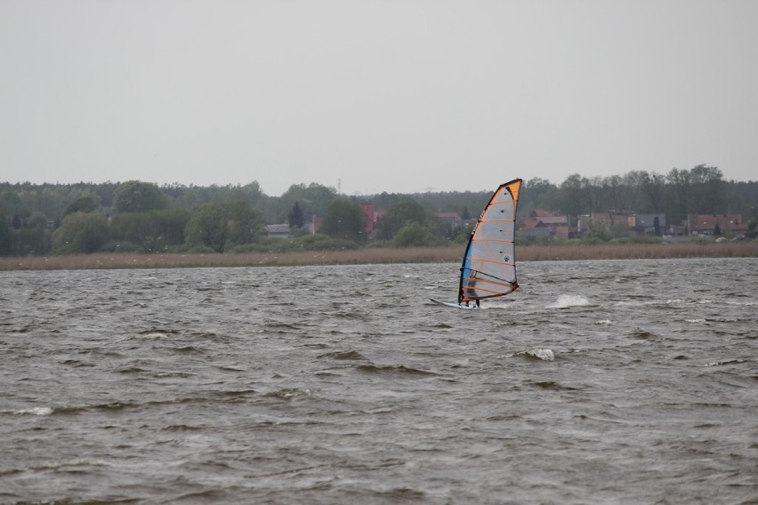 Windsurfing. Amatorzy sportów wodnych, jezioro Błędno w Zbąszyniu, deski i sprzyjające wiatry