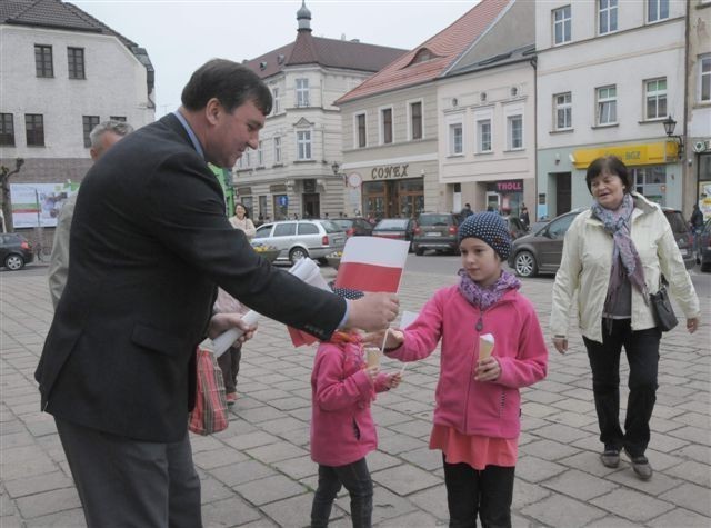 Kościan: z okazji Święta Polskiej Flagi na kościańskim Rynku rozdawano biało-czerwone chorągiewki