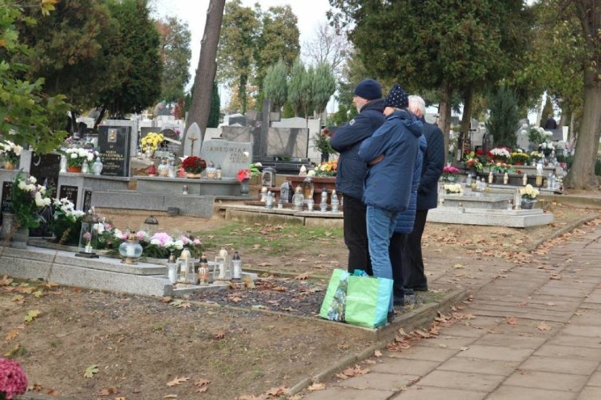 Gostyń. Na cmentarzu parafialnym w Gostyniu trwają przygotowania do Wszystkich Świętych 2020. Czy nekropolia będzie oblężona? [ZDJĘCIA]