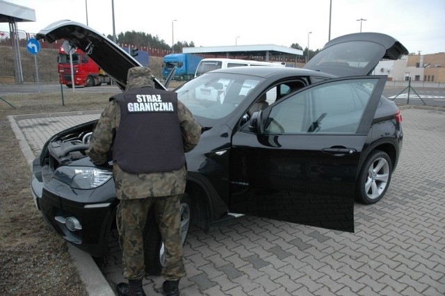 Warte ok. 220 tys. zł czteroletnie BMW X6 figurowało w bazie jako skradzione w Polsce. Fakt ten ujawniono wczoraj w przejściu drogowym w Kuźnicy podczas kontroli granicznej dokumentów kierowcy - obywatela Białorusi i prowadzonego przez niego samochodu.