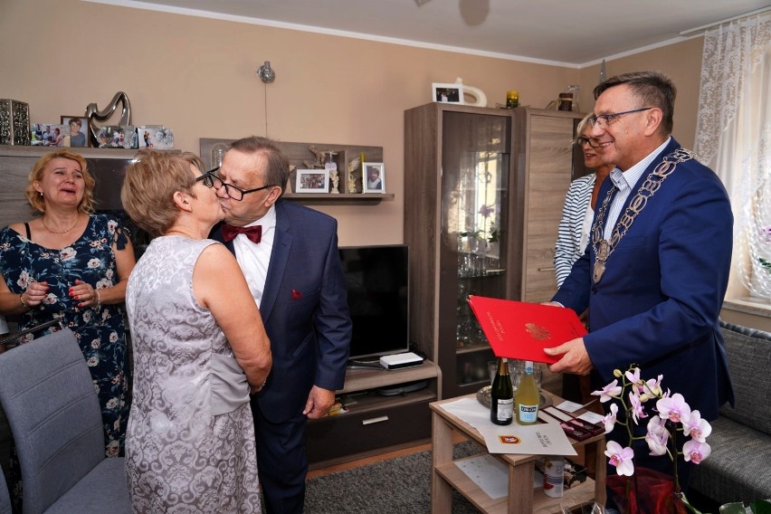 Medale od Prezydenta RP w 50. rocznicę pożycia małżeńskiego oraz życzenia od Burmistrza Miasta Człuchów