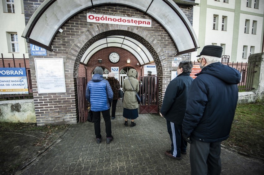 Ruszyły zapisy na szczepienia przeciw koronawirusowi...