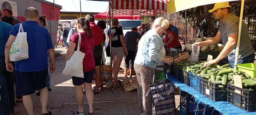 Piękna pogoda zwabiła na czwartkowy targ w Jędrzejowie wielu...