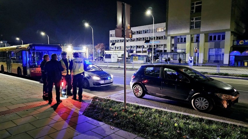 Zderzenie osobówki z autobusem miejskim w Kielcach. Na miejscu pracuje policja. Zobacz zdjęcia