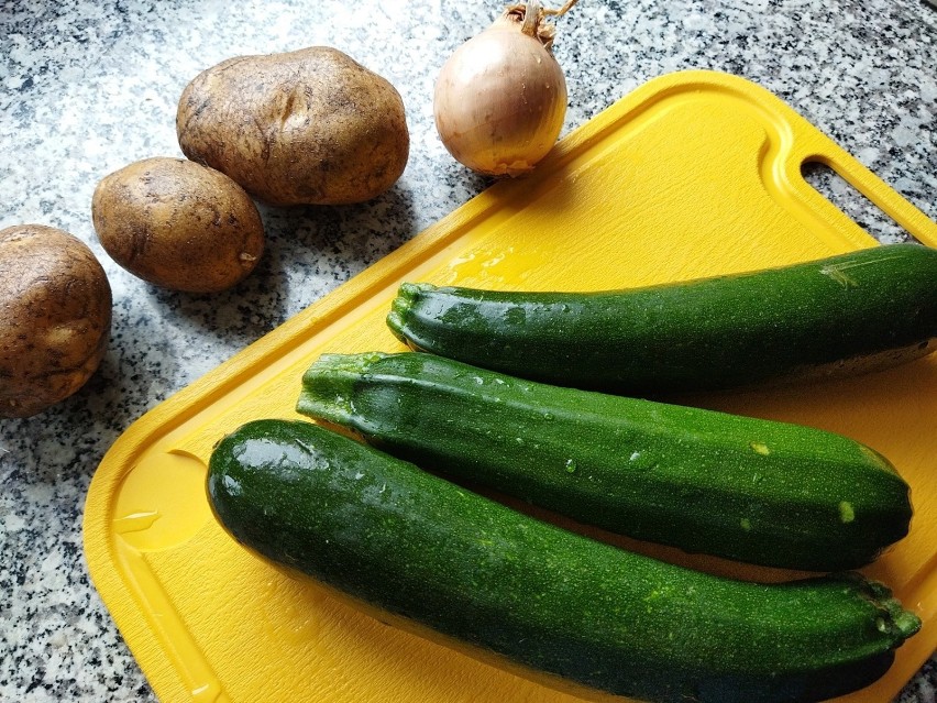 Przygotowanie zupy zacznij od umycia cukinii i ziemniaków....