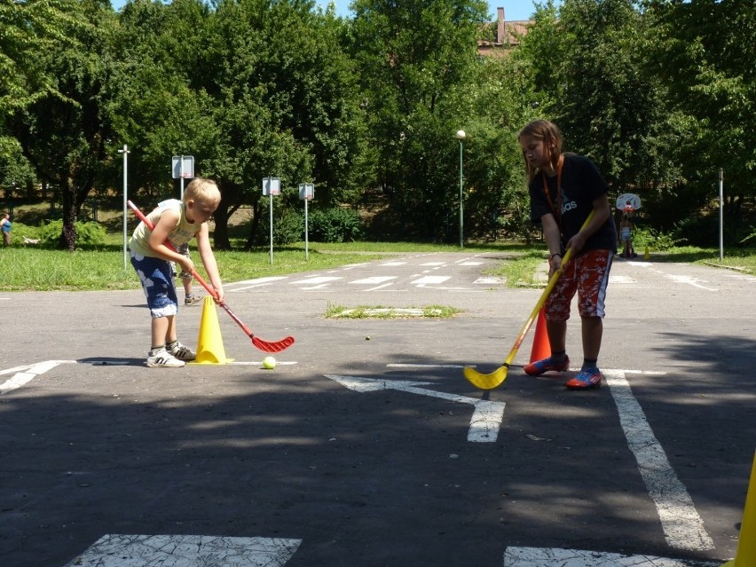 Wakacje na sportowo z MOSiR: Gry i zabawy w miasteczku ruchu drogowego