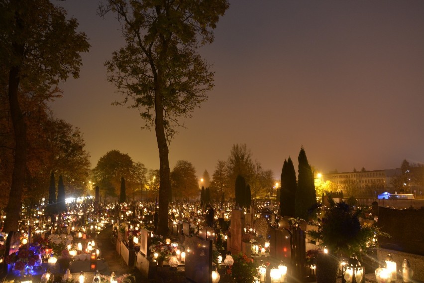 Cmentarz Parafialny w Sępólnie Krajeńskim nocą