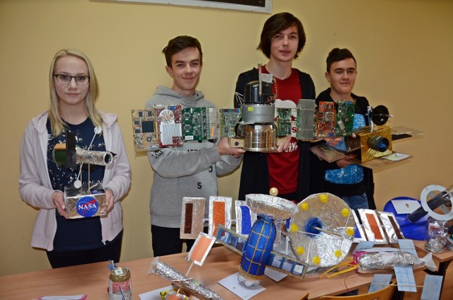 Uczniowie z Zelowa prezentują modele stacji kosmicznej, które nadesłano na konkurs