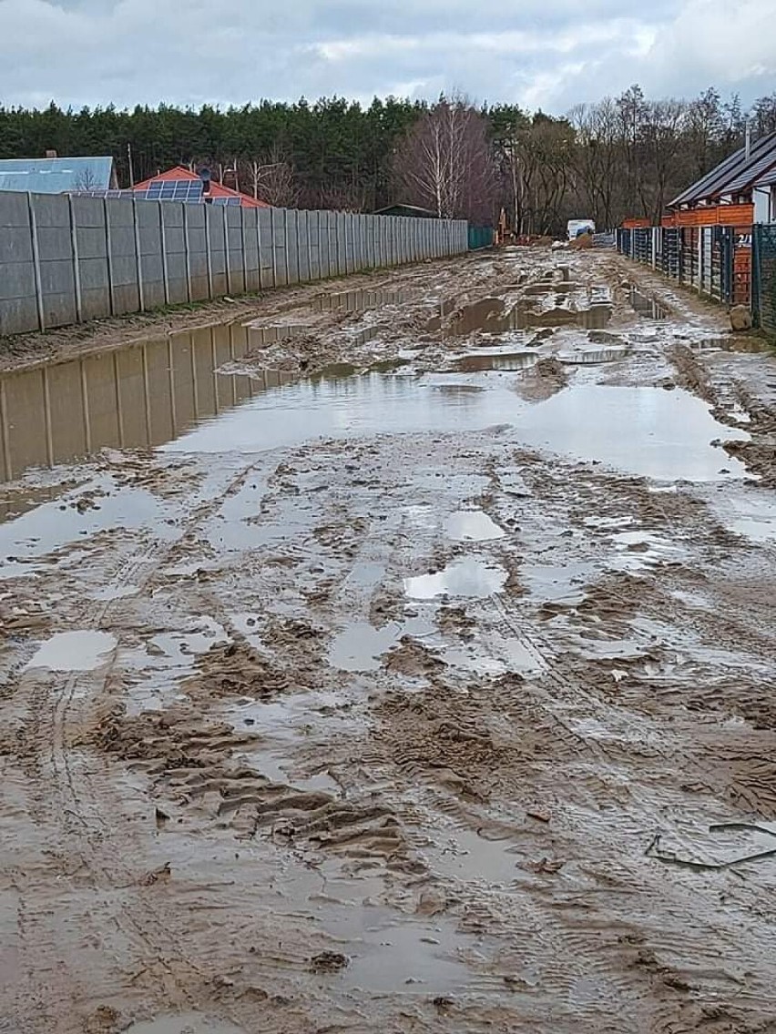 Katastrofalny stan drogi gminnej w Rogoźnie. Mieszkańcy ul. Wodnej brodzą w błocie