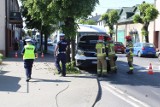W Wieluniu bus uderzył w słup energetyczny. Poszkodowana została pasażerka ZDJĘCIA