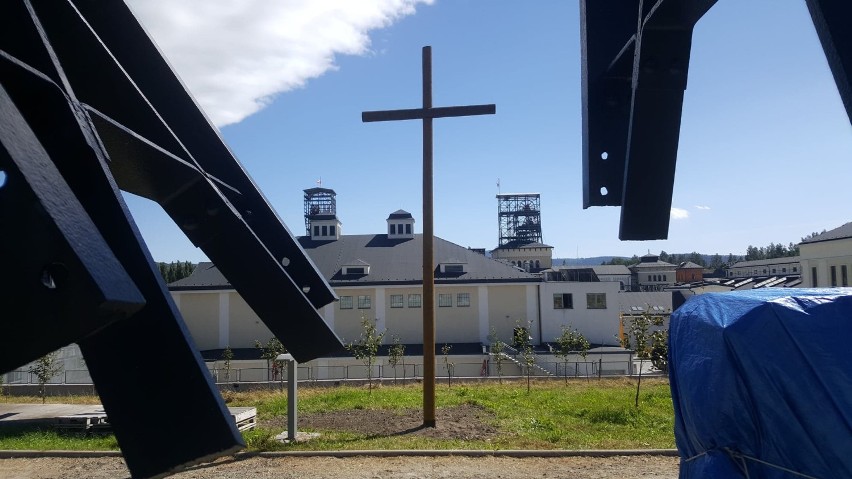 Wałbrzych: W 40.rocznicę Sierpnia 80 na kopalnię powrócił legendarny krzyż