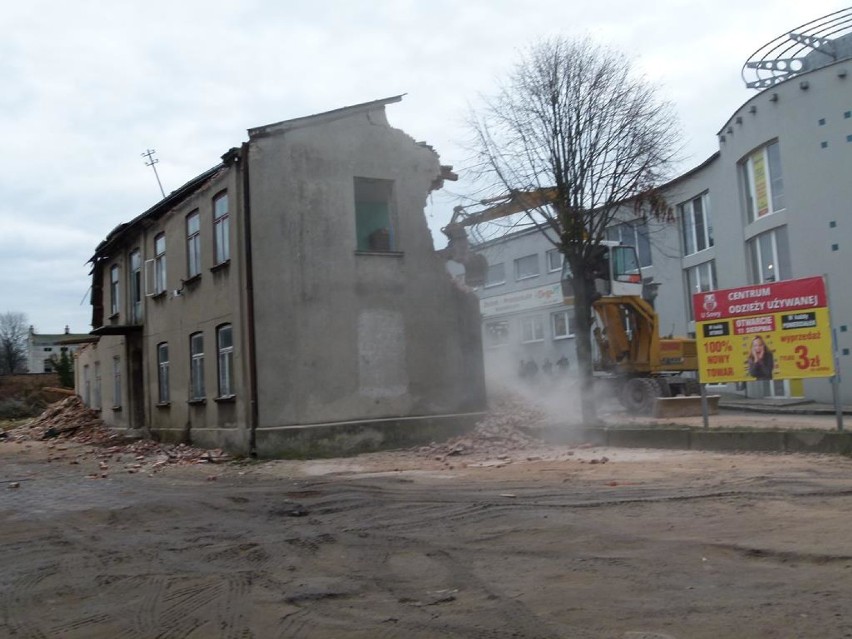 Centrum Zduńskiej Woli. Znika kamienica przy Kościelnej