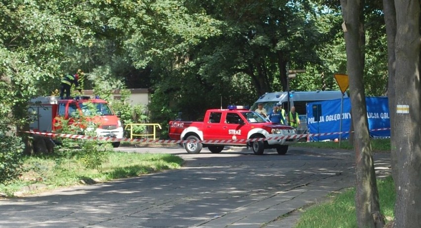 Puck. Zablokowana ul. 10 Lutego. Policja odcięła drogi dojazdowe na miejsce. Na miejscu pracują też strażacy | Nadmorska Kronika Policyjna