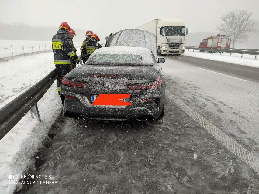 Na S8 BMW zakończyło jazdę na barierkach