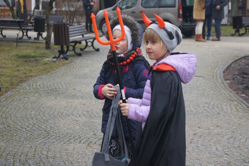 Zapusty Radomsko 2017. Barwny korowód na ulicach miasta i...