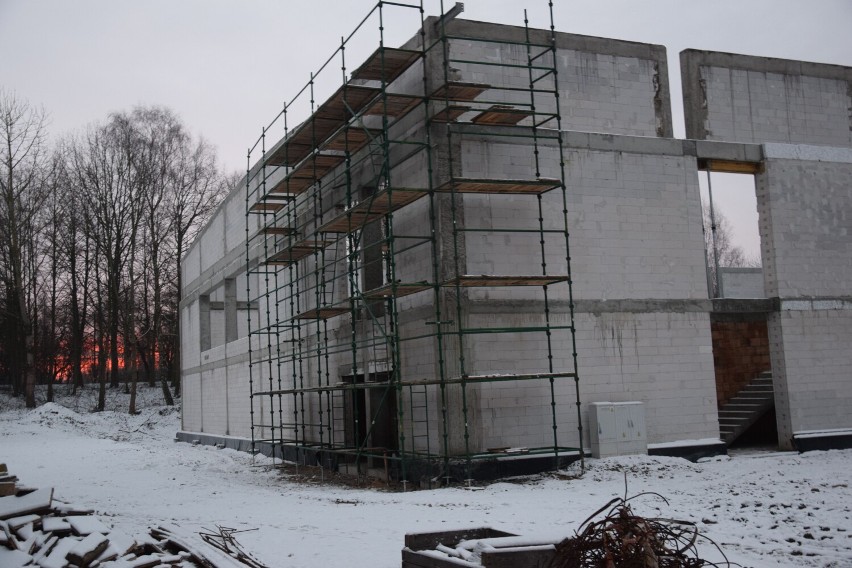Zima na placu budowy nowej hali sportowej "ekonomika" w Szczecinku [zdjęcia]