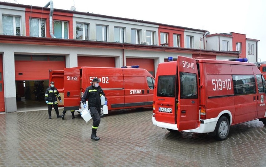 Strażacy z Radomska rozdysponowali środki dezynfekcyjne od wojewody