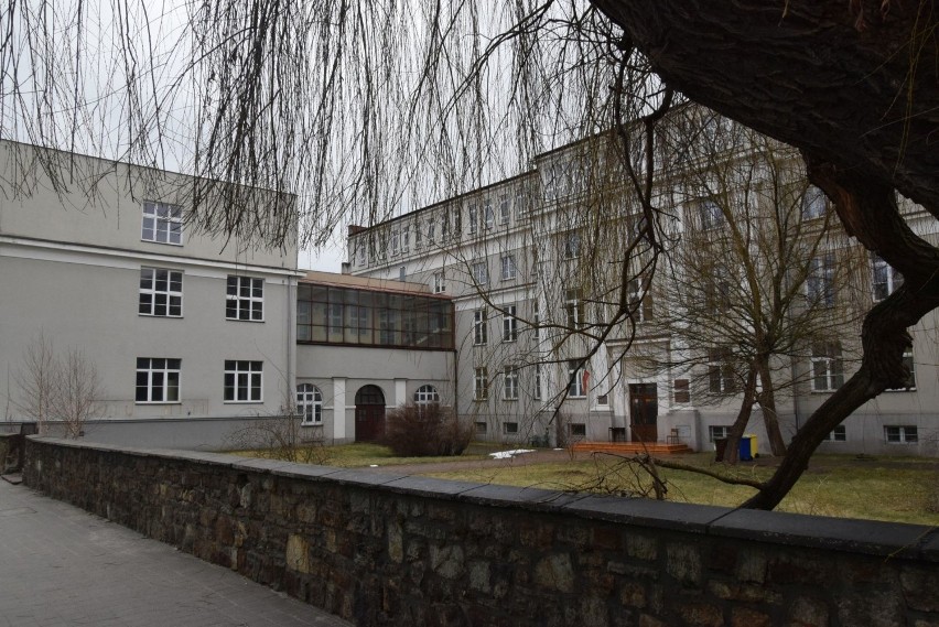 Co kryje budynek po uczelni przy ulicy Leśnej w Kielcach? Władze miasta odmówiły pokazania pomieszczeń [WIDEO, ZDJĘCIA]