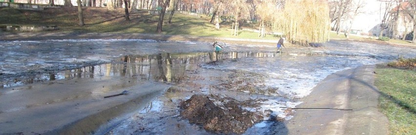 Park Marcinkowskiego: Trwa czyszczenie stawu