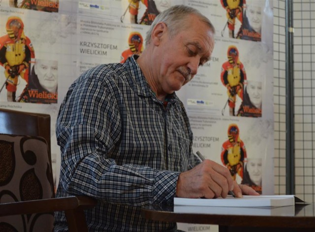 Krzysztof Wielicki w Piotrkowie podczas rozdawania autografów