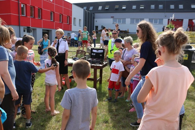 Dwa dni dobrej zabawy i moc atrakcji z okazji święta najmłodszych mieszkańców. Pierwszego dnia dzieci na placu Dekerta bawiły się podczas spotkania organizowanego przez miejską bibliotekę. Kolejnego, na boisku przed komendą PSP, bawiło się całe miasto. Były pokazy sprzętu policji, straży i WOPR, konkursy, zabawy, malowanie twarzy i darmowe zjeżdżalnie. Dodatkowo były lody i wata cukrowa.