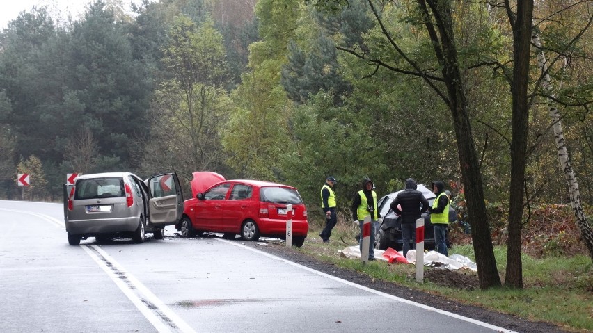 Tragedia w Teofilowie. W wypadku z udziałem trzech aut zginęły dwie kobiety [ZDJĘCIA+FILM]