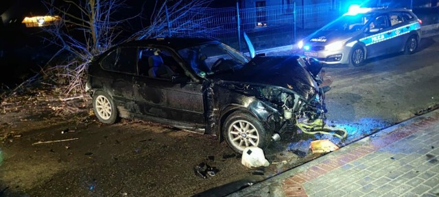 Policja z Kamiennej Góry ukarała mandantem za 3500 zł 20-latka, który jeździł samochodem bez uprawnień i skasował go na drzewach.